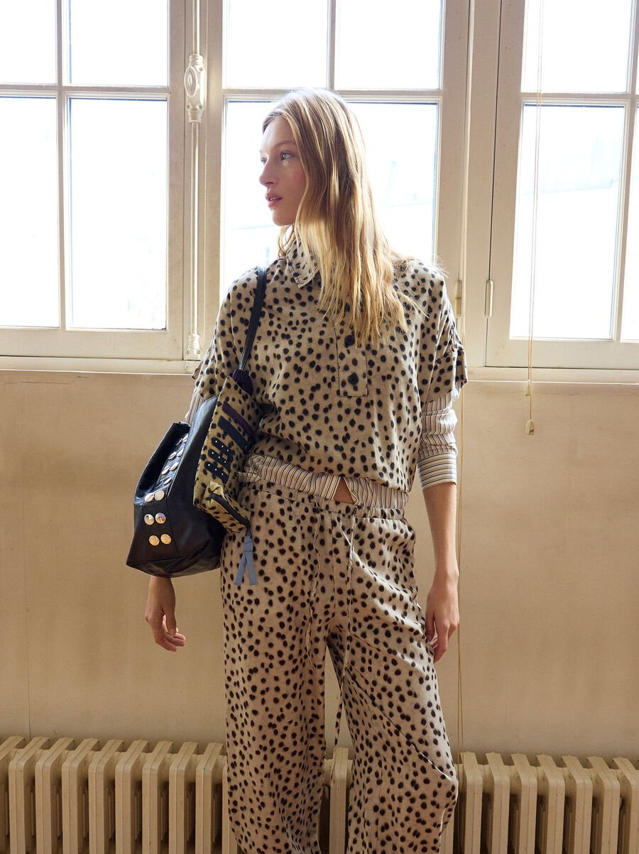 Leather shopper bag with studs